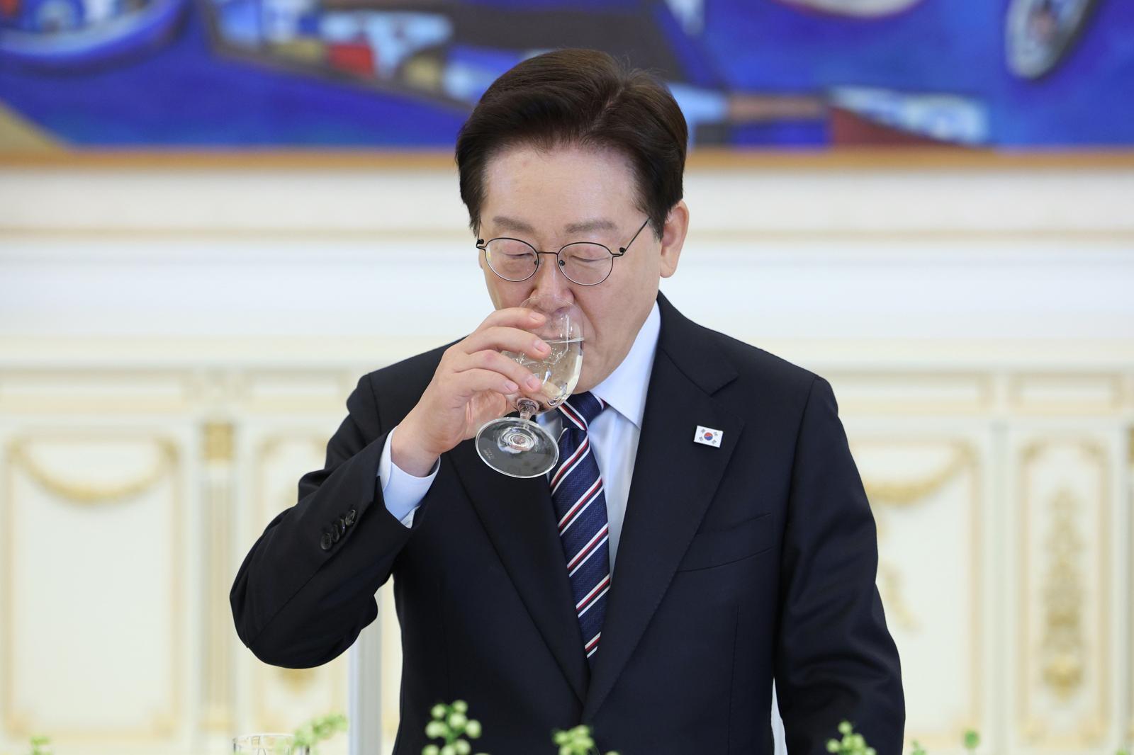 이재명 대통령이 지난달 29일 청와대에서 열린 비교섭단체 및 무소속 국회의원 초청 오찬 간담회에서 잠시 물을 마시고 있다. 뉴시스