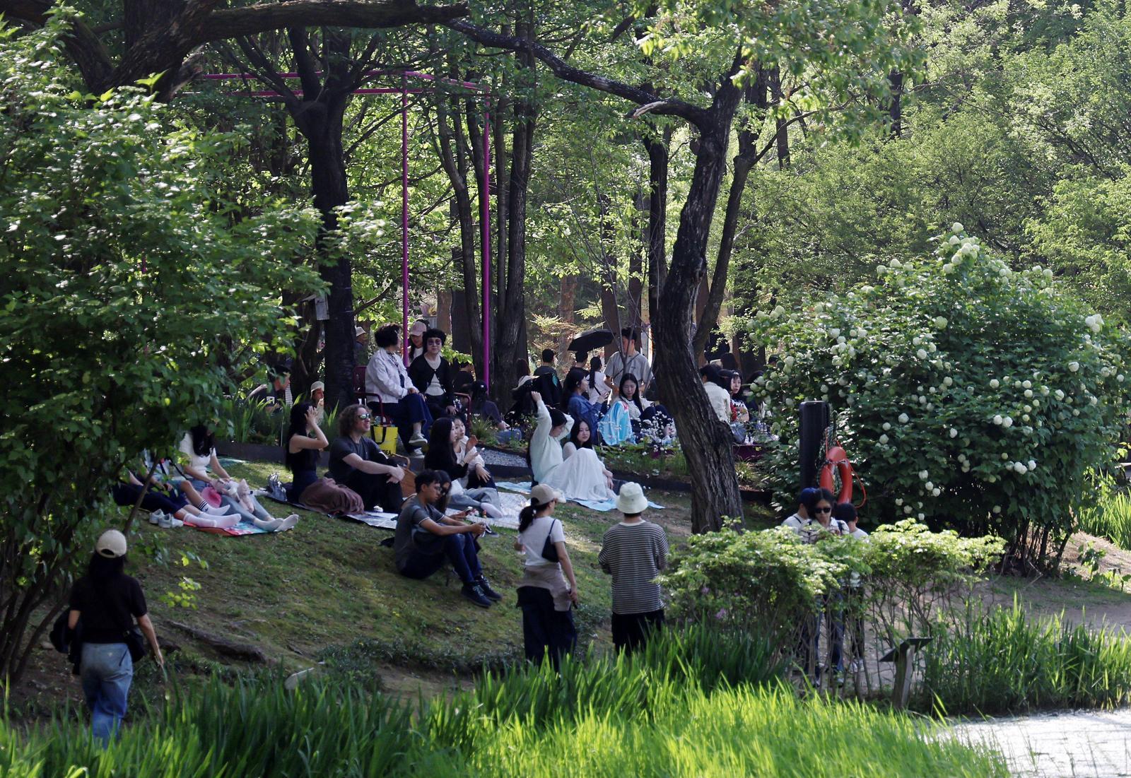 1일 오후 서울 성동구 서울숲에서 열린 ‘2026 서울국제정원박람회’를 찾은 시민들이 나들이를 즐기고 있다. 2026.5.1 ⓒ 뉴스1