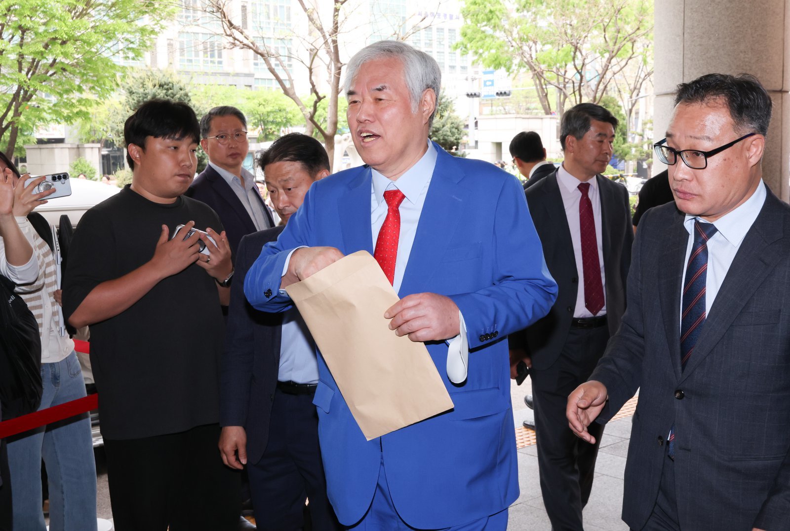 ‘尹접견’ 전광훈, 보석 후 매주 집회…“계엄은 대통령 권한”
