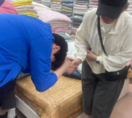 이것이 ‘맨손 악수’…하정우, ‘손털기’ 논란 뒤 사진 왕창 올려