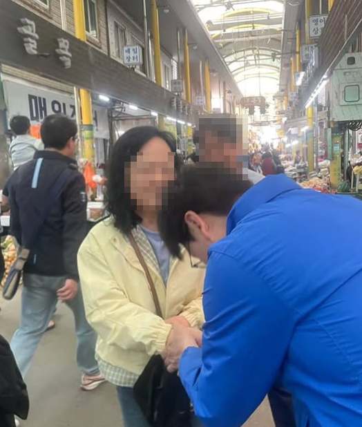 하정우 전 청와대 AI미래기획수석이 구포시장을 찾은 시민들과 인사를 나누고 있다. 하 전 수석 인스타그램 갈무리