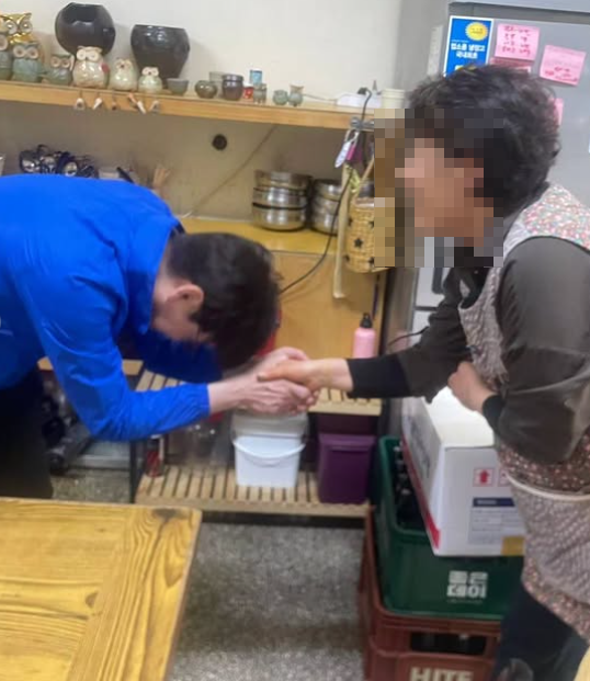 하정우 전 청와대 AI미래기획수석이 구포시장 상인과 인사를 나누고 있다. 하 전 수석 인스타그램 갈무리