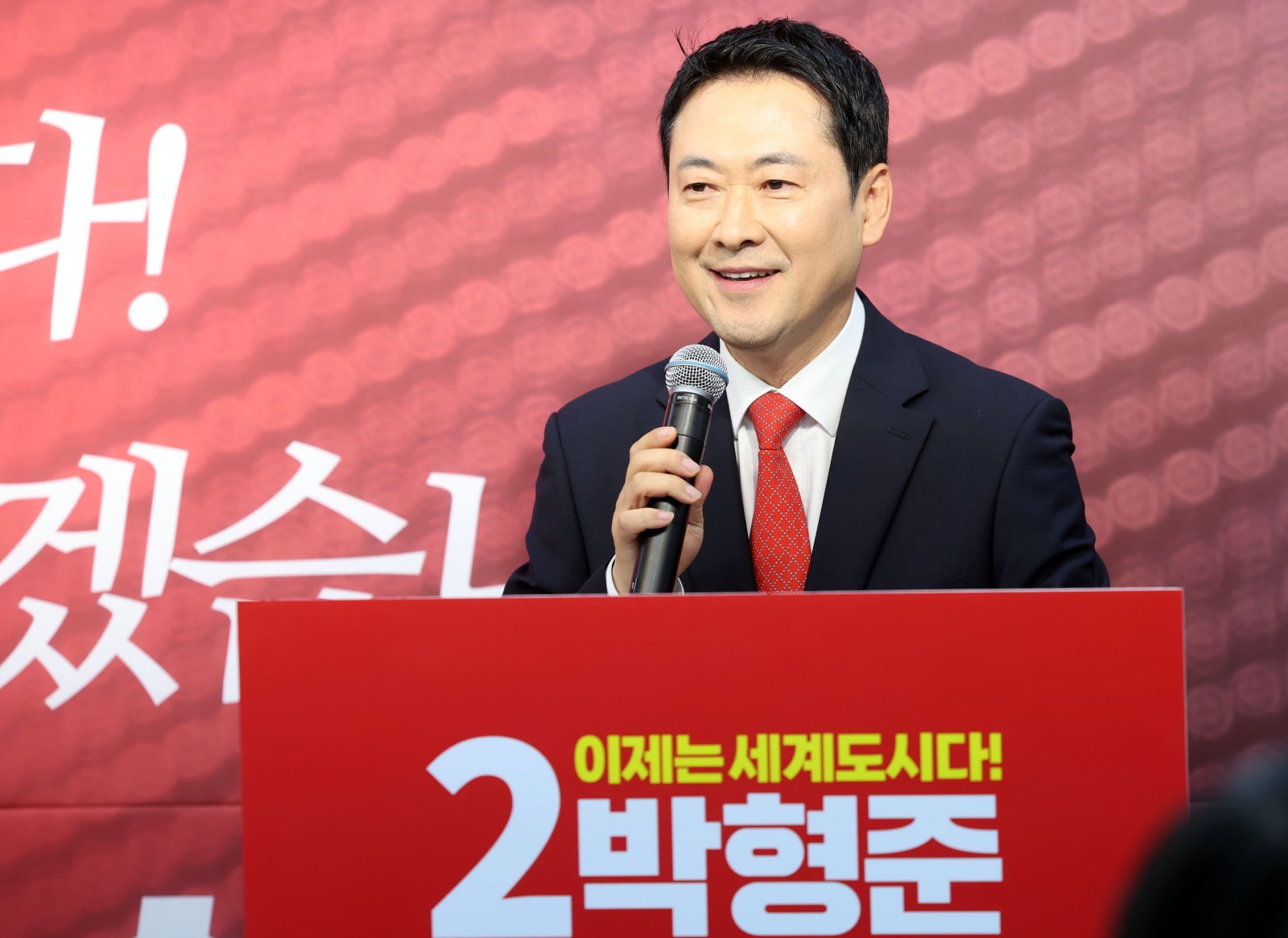 장동혁 국민의힘 대표가 2일 부산 부산진구의 한 건물에서 열린 박형준 부산시장 후보 선거사무실 개소식에 참석, 축사를 하고 있다. 2026.05.02. 부산=뉴시스