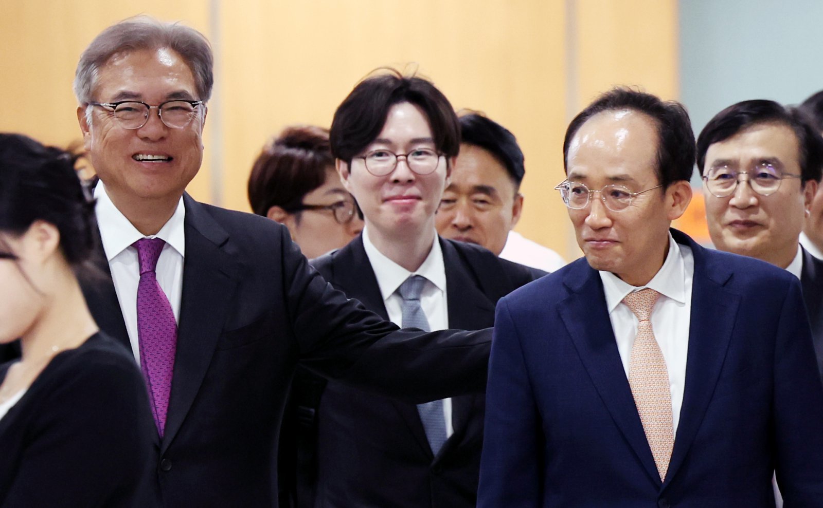 정진석(왼쪽) 전 대통령 비서실장과 추경호 국민의힘 의원이 17일 오후 서울 서초구 서울중앙지방법원에서 열린 공판에 출석하며 인사를 나누고 있다. 뉴시스