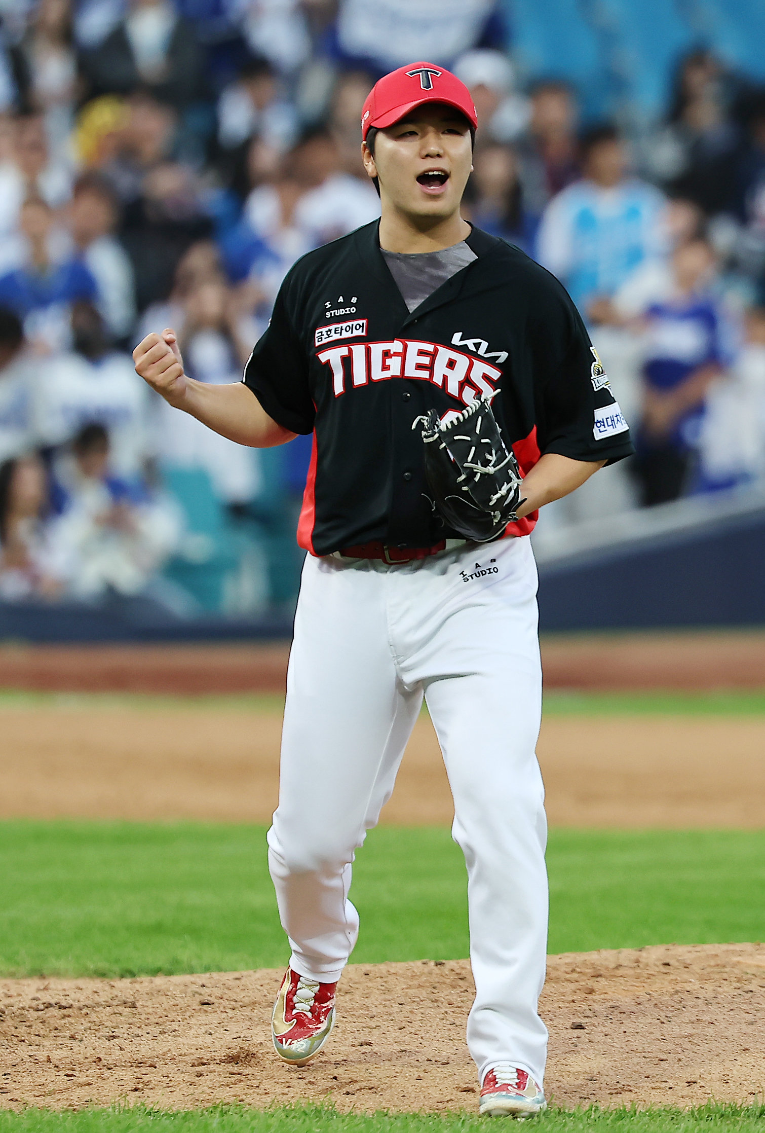 26일 오후 대구 삼성라이온즈파크에서 열린 프로야구 ‘2024 신한 SOL 뱅크 KBO 포스트시즌’ 한국시리즈 4차전 KIA 타이거즈와 삼성 라이온즈의 경기, KIA 황동하가 9회말 2사 삼성 김영웅을 삼진으로 잡은 뒤 환호하고 있다. 2024.10.26 ⓒ 뉴스1