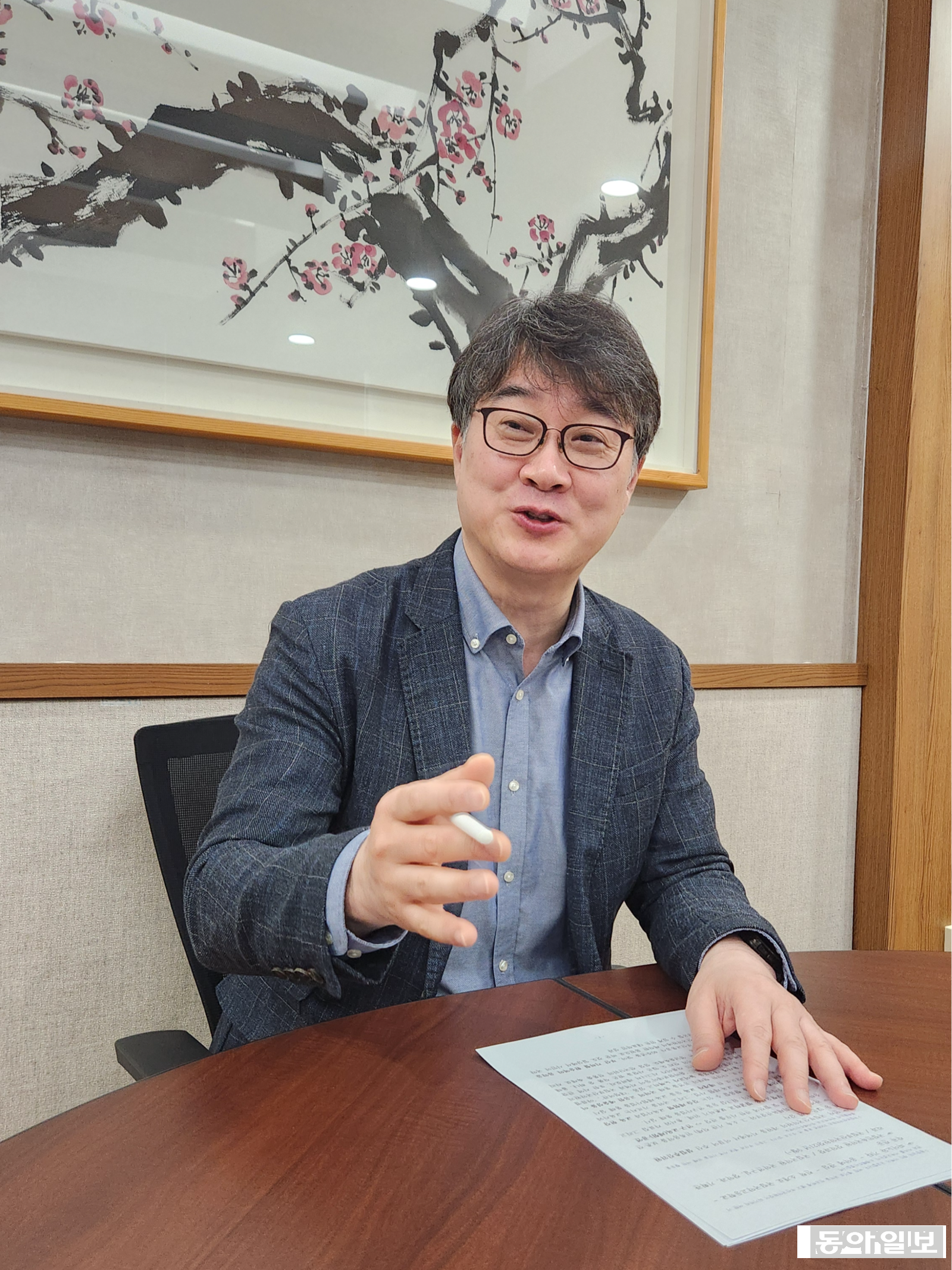 이정엽 국립부산국악원장은 지난달 30일 부산 부산진구 국립부산국악원에서 동아일보와 가진 인터뷰에서 “부산의 역사 문화를 담은 레퍼토리 공연을 꾸준히 제작해 무대에 올릴 것”이라고 강조했다. 김화영 기자 run@donga.com