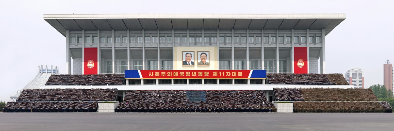 북한 노동당 기관지 노동신문은 3일 “김정은 동지께서 5월 2일 사회주의애국청년동맹 제11차 대회 참가자들을 만나주셨다＂고 보도했다. 김재룡·리일환·주창일 당 중앙위 비서와 김성기 인민군 총정치국장도 자리에 참석했다.(평양 노동신문=뉴스1)