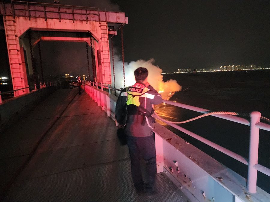한밤중 군산 계류장 어선서 불…해경·소방 공조로 확산 막아