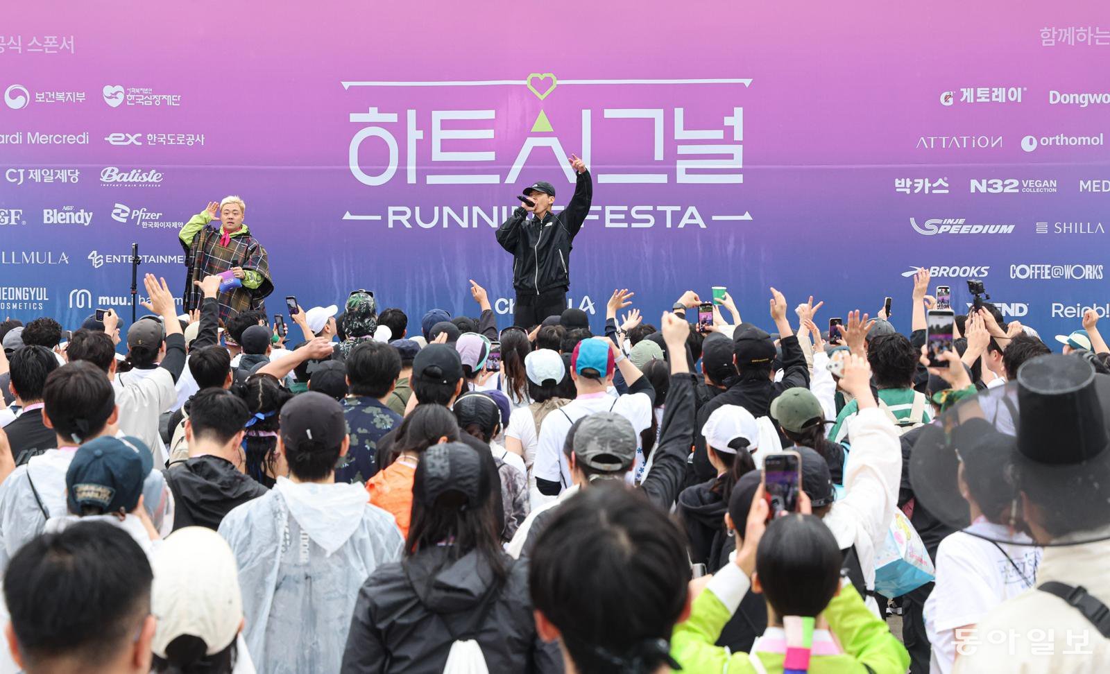 3일 오전 서울 마포구 문화비축기지에서 채널A 주최로 열린 하트시그널 러닝페스타에서 10km 러닝을 마친 참가자들이 가수 션의 축하공연을 즐기고 있다. 이한결 기자 always@donga.com
