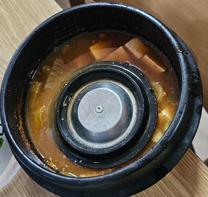 경북 문경새재 인근 한 식당에서 주문한 된장찌개 안에서 ‘싱크대 배수구 뚜껑’이 발견됐다는 의혹이 제기됐다. 보배드림 캡처