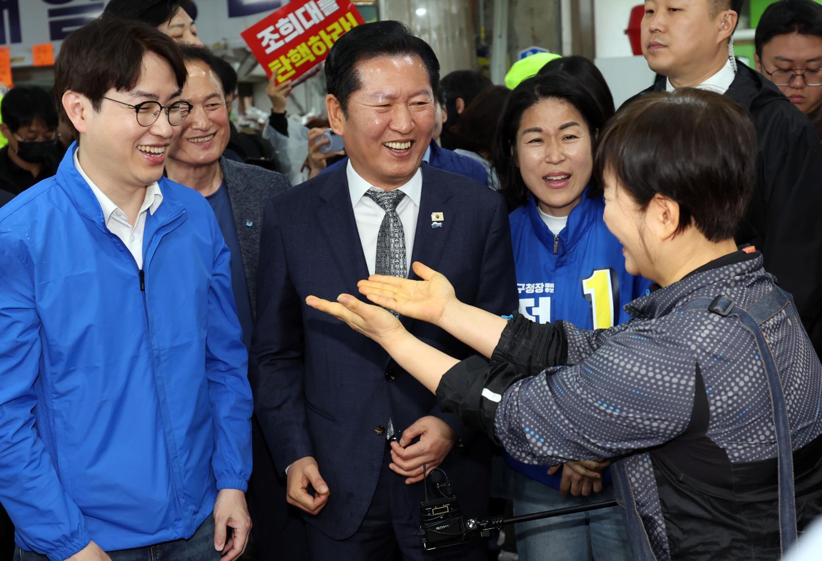 정청래 더불어민주당 대표가 3일 부산 북구 구포시장에서 하정우 전 청와대 AI미래기획수석 등과 상인들에게 인사하며 지지를 호소하고 있다. 뉴시스