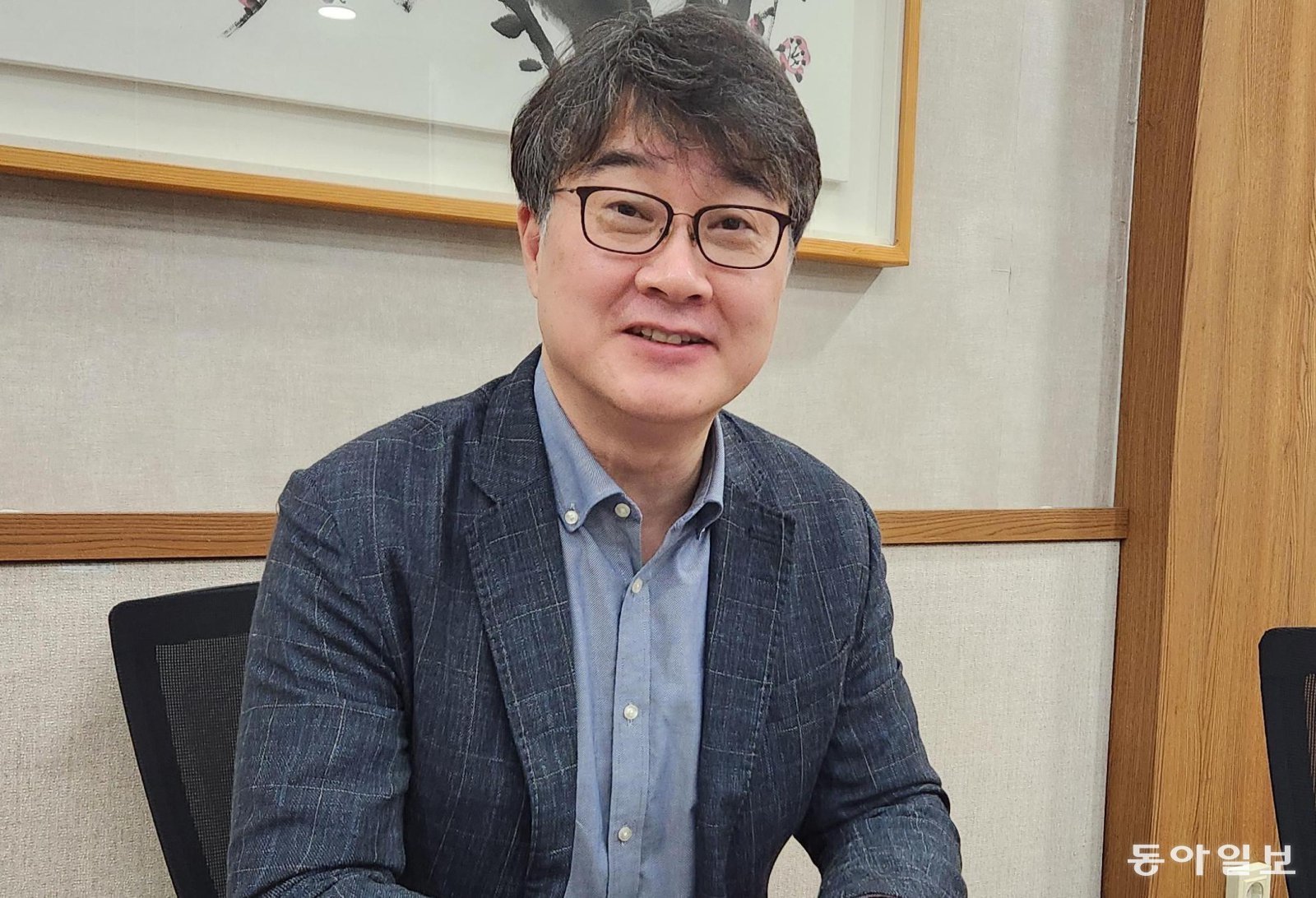 이정엽 국립부산국악원장은 지난달 30일 부산 부산진구 국립부산국악원에서 진행한 본지와의 인터뷰에서 “부산의 역사 문화를 담은 레퍼토리 공연을 꾸준히 제작해 무대에 올릴 것”이라고 강조했다. 김화영 기자
run@donga.com