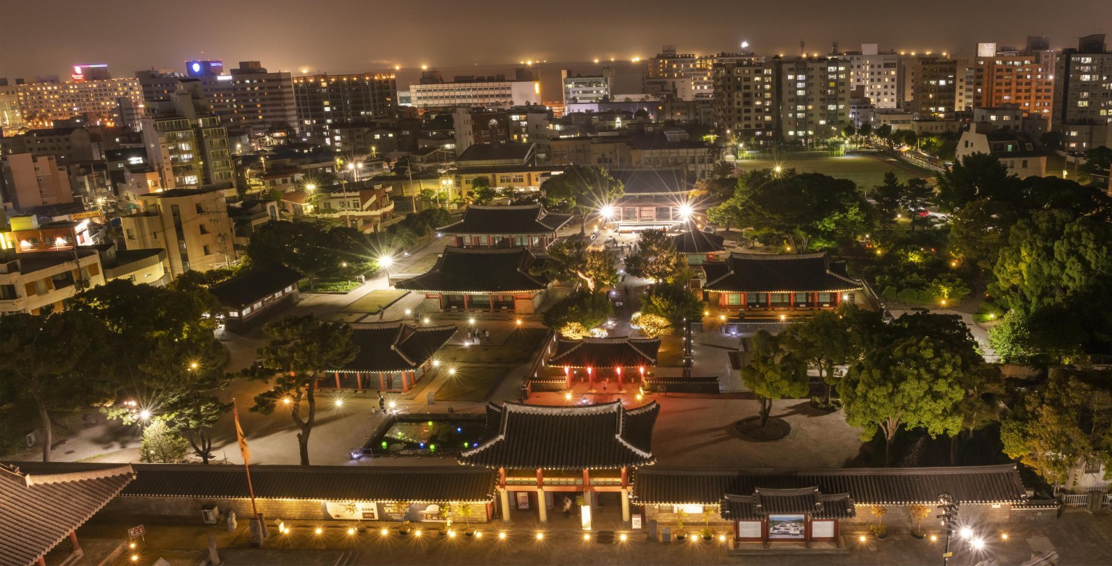 제주목 관아 전경. 제주도는 10월까지 6개월 동안 야간에도 제주목 관아 문을 열기로 했다. 제주도 제공