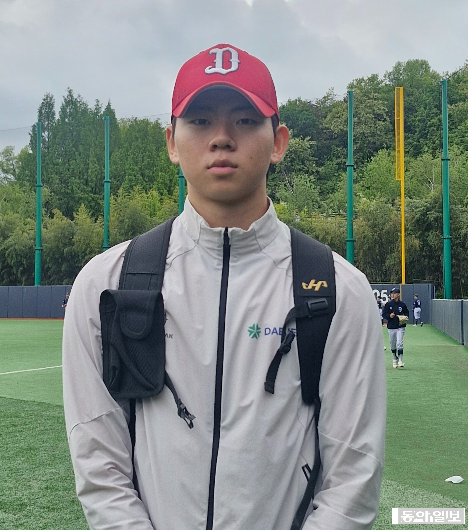 대전고의 ‘왼손 에이스’ 한규민이 3일 서울 신월야구장에서 열린 제80회 황금사자기 전국고교야구대회 겸 주말리그 왕중왕전 성남고와의 1차전을 마친 뒤 인터뷰를 하고 있다. 이날 104구를 던지고 마운드에서 내려온 한규민은 “무실점으로 막아야겠다는 생각보다는 내 공을 믿고 던졌다. 위기 상황에선 오히려 아무 생각을 안 하는 편”이라고 했다. 이소연 기자 always99@donga.com