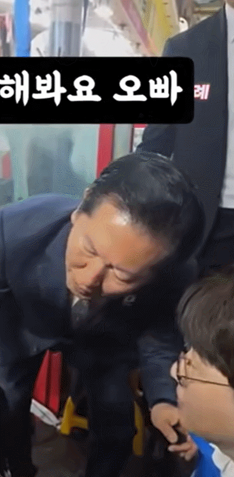 3일 부산 구포시장 등을 돌며 유세에 나선 더불어민주당 정청래 대표와 부산 북갑 보궐선거에 출마하는 하정우 후보가 한 초등학생에게 ‘오빠’라고 불러보라고 말하고 있다. 국민의힘 성일종 의원 페이스북 갈무리