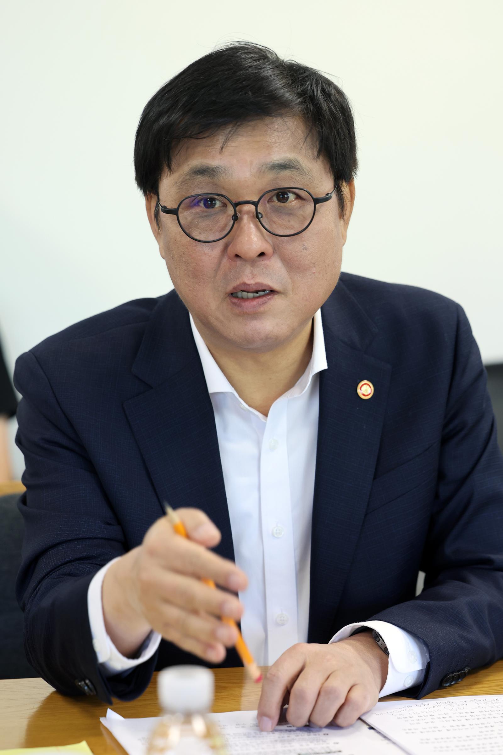 최휘영 문체부 장관 “한예종 광주 이전, 생각해 본 적 없다”