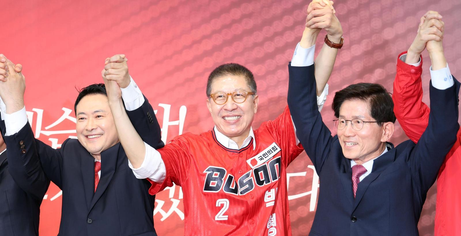국민의힘 장동혁 대표(왼쪽)와 김문수 명예선대위원장(오른쪽)이 2일 부산 부산진구의 한 건물에서 열린 박형준 부산시장 후보 선거사무소 개소식에 참석해 박 후보와 함께 손을 맞잡아 들고 있다. 장 대표가 지방선거 후보 선거사무소 개소식에 참석한 것은 이번이 처음이다. 부산=뉴시스