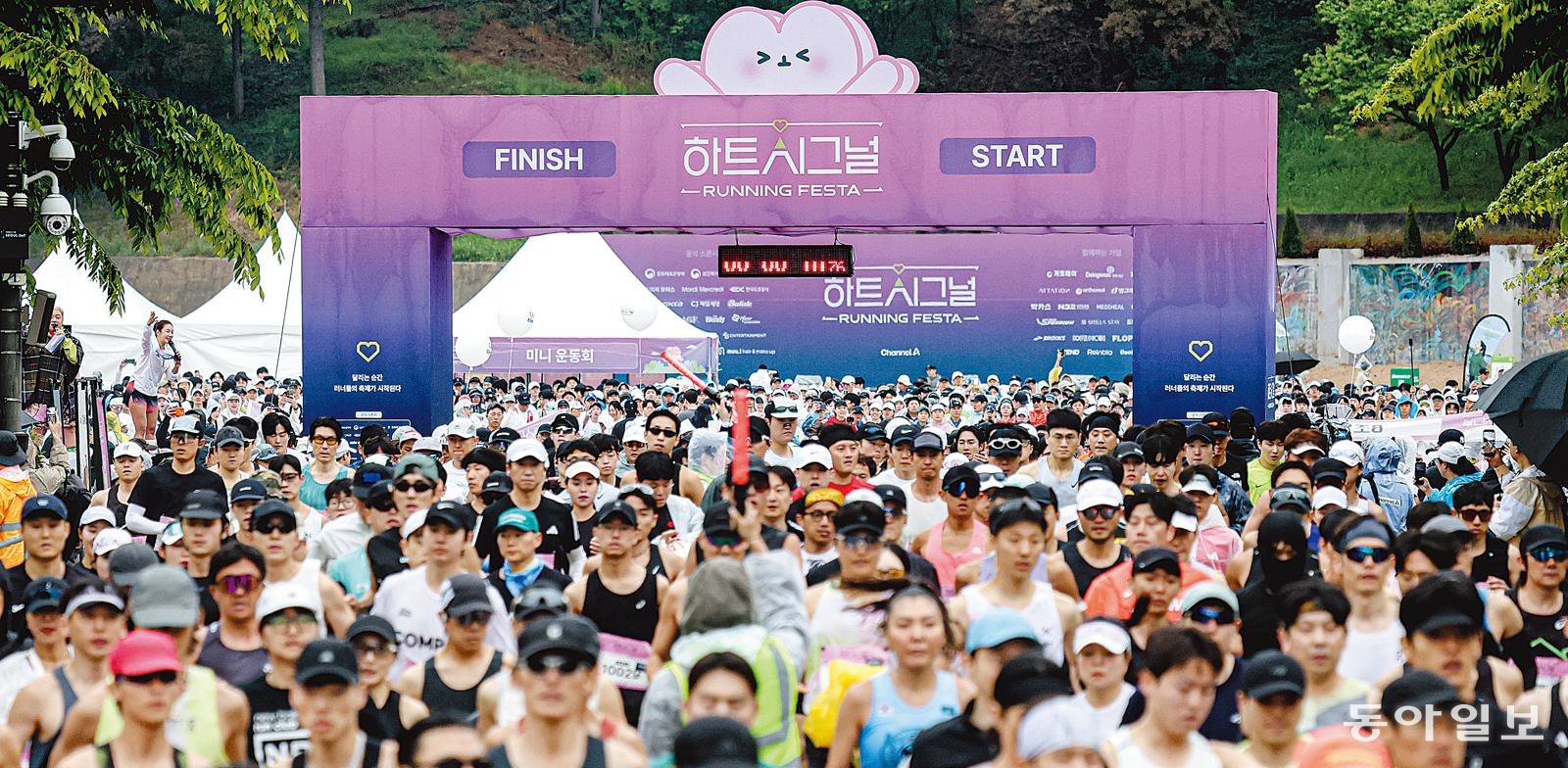 ‘하트시그널 러닝페스타’에 참가한 러너들이 3일 서울 마포구 문화비축기지에서 힘차게 출발하고 있다. 러너들은 마라톤을 마친 뒤 미니 운동회와 로테이션 소개팅 등 다양한 체험 행사를 즐겼다. 이한결 기자 always@donga.com