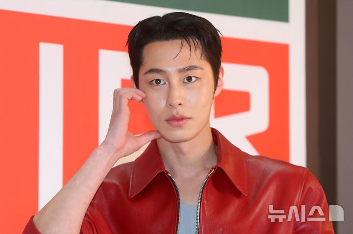배우 이재욱이 21일 오전 서울 송파구 롯데월드몰에서 열린 시계 브랜드 태그호이어 포토콜에 참석해 포즈를 취하고 있다. 2025.03.21. [서울=뉴시스]