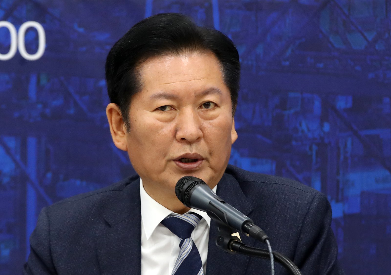 정청래 더불어민주당 대표가 4일 오전 부산 동구 부산항국제전시컨벤션센터에서 열린 부산 현장 최고위원회의에서 발언하고 있다. 2026.5.4 ⓒ 뉴스1