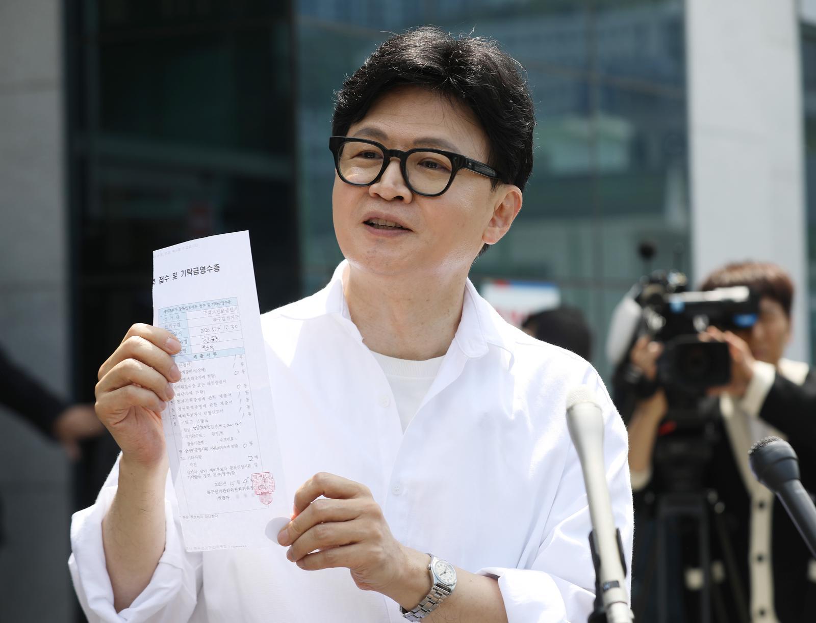 부산 북갑 보궐선거에 무소속으로 출마를 선언한 한동훈 전 국민의힘 대표가 4일 오후 부산 북구선거관리위원회에서 예비후보 등록을 마친 뒤 취재진 질문에 답하고 있다. 뉴스1