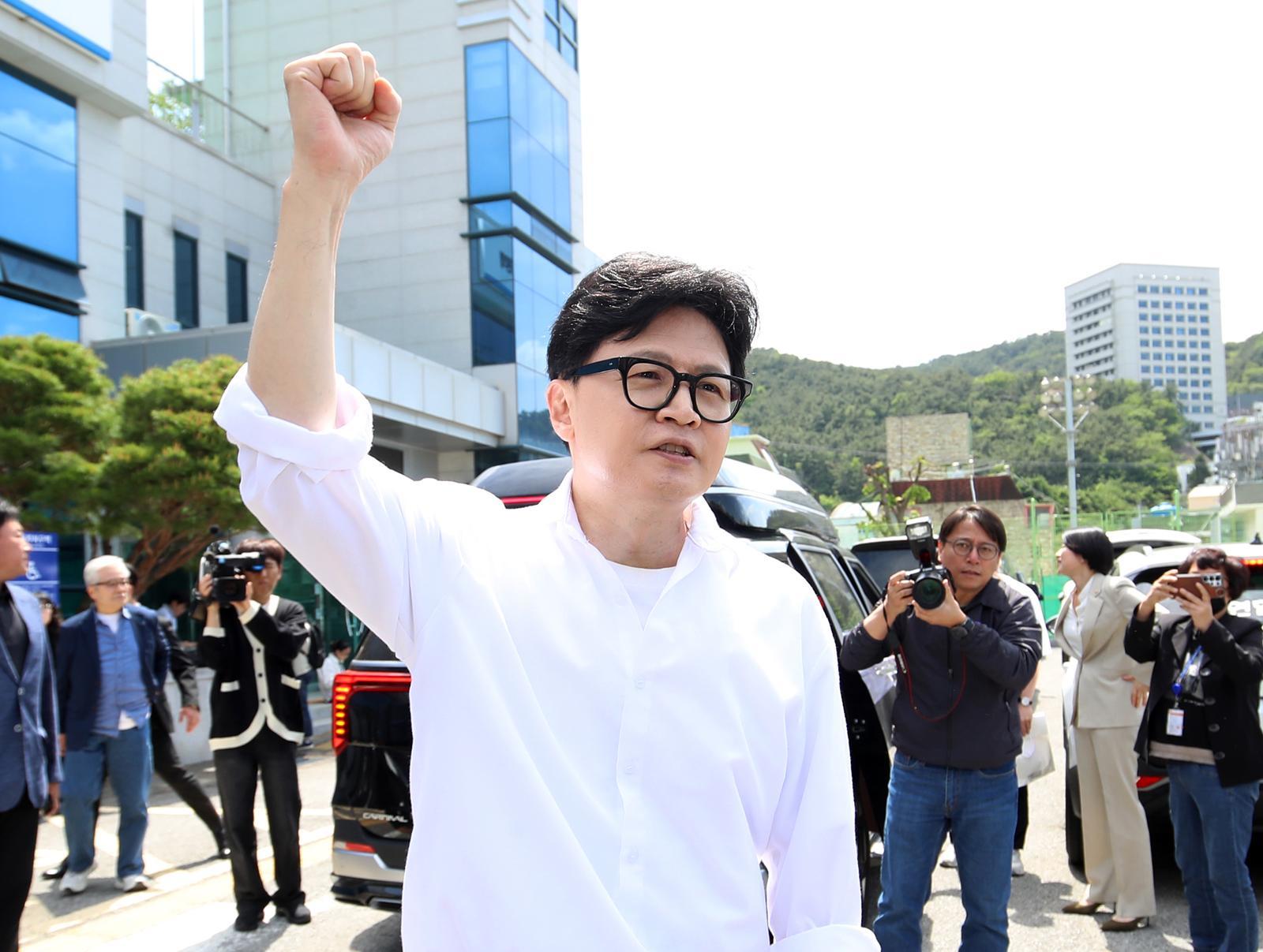 부산 북갑 보궐선거에 무소속으로 출마를 선언한 한동훈 전 국민의힘 대표가 4일 오후 부산 북구선거관리위원회에서 예비후보 등록을 마친 뒤 지지자들에게 인사하고 있다. 뉴스1