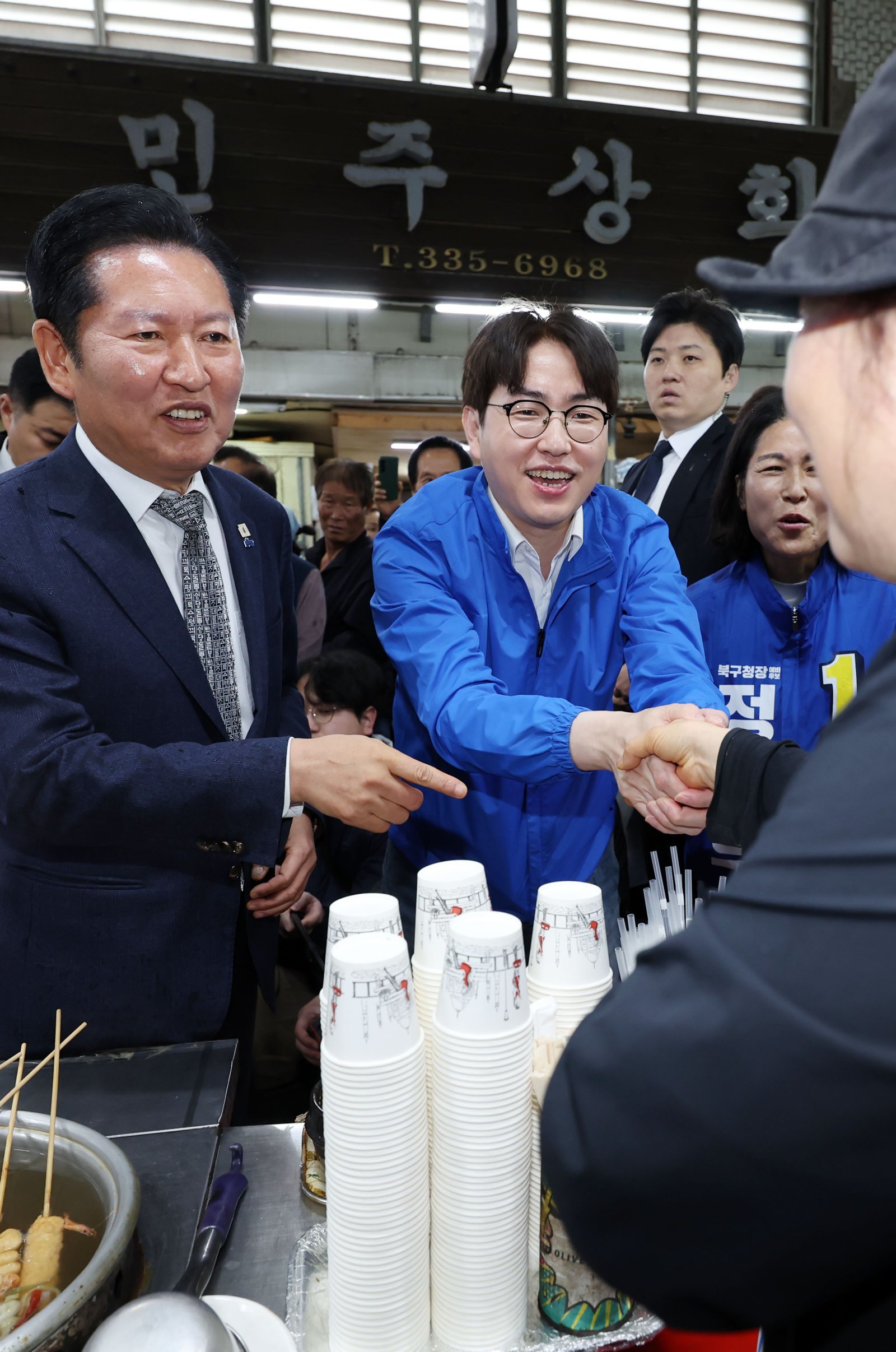 정청래 더불어민주당 대표가 3일 부산 북구 구포시장에서 하정우 전 청와대 AI미래기획수석 등과 상인들에게 인사하며 지지를 호소하고 있다. 2026.05.03. [부산=뉴시스]