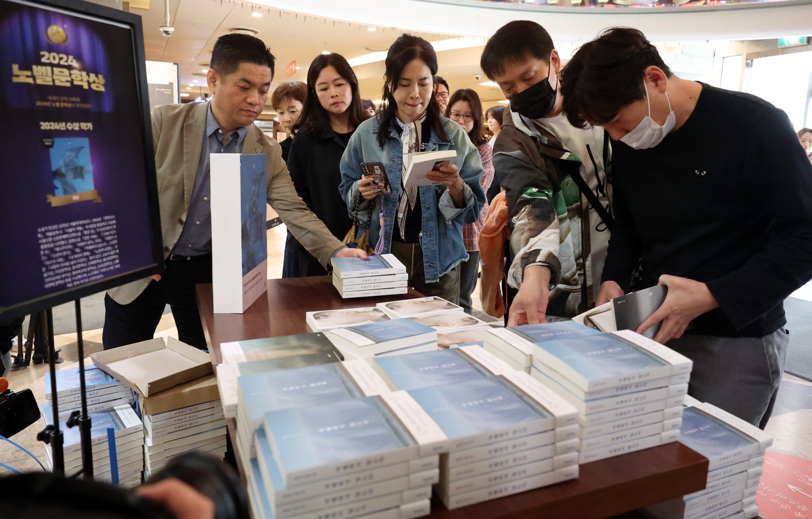 서점 매출도 3% 감소…출판업계 침체 속 웹툰·웹소설만 성장세