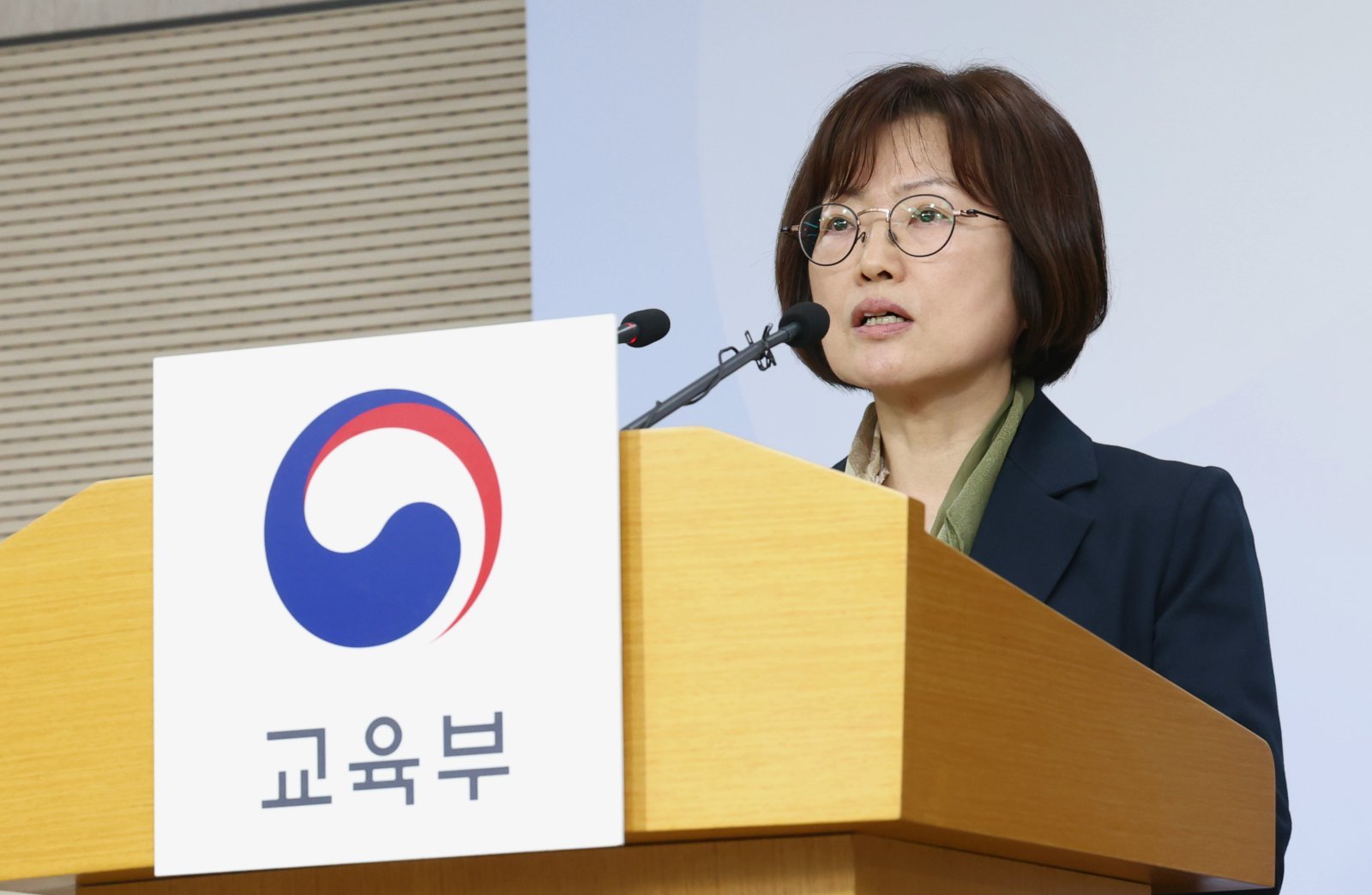 김문희 한국교육과정평가원 신임 원장이 2027학년도 대학수학능력시험 출제 방향 등 시행기본계획을 발표하고 있다.