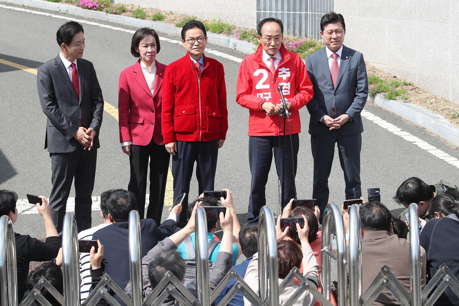 국민의힘 추경호 대구시장 후보와 이철우 경북도지사 후보가 4일 오후 대구 달성군 박근혜 전 대통령 사저를 찾아 박 전 대통령을 예방한 뒤 취재진 질문에 답하고 있다. 2026.5.4 ⓒ 뉴스1
