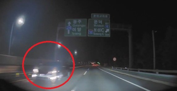 “헛것 본 줄”…눈앞까지 달려온 역주행 차량, 간발의 차로 피했다 (영상)