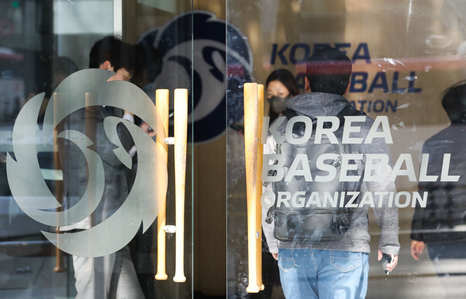‘중계권 청탁’ 대가로 금품수수한 KBO 임원, 2심에서도 무죄