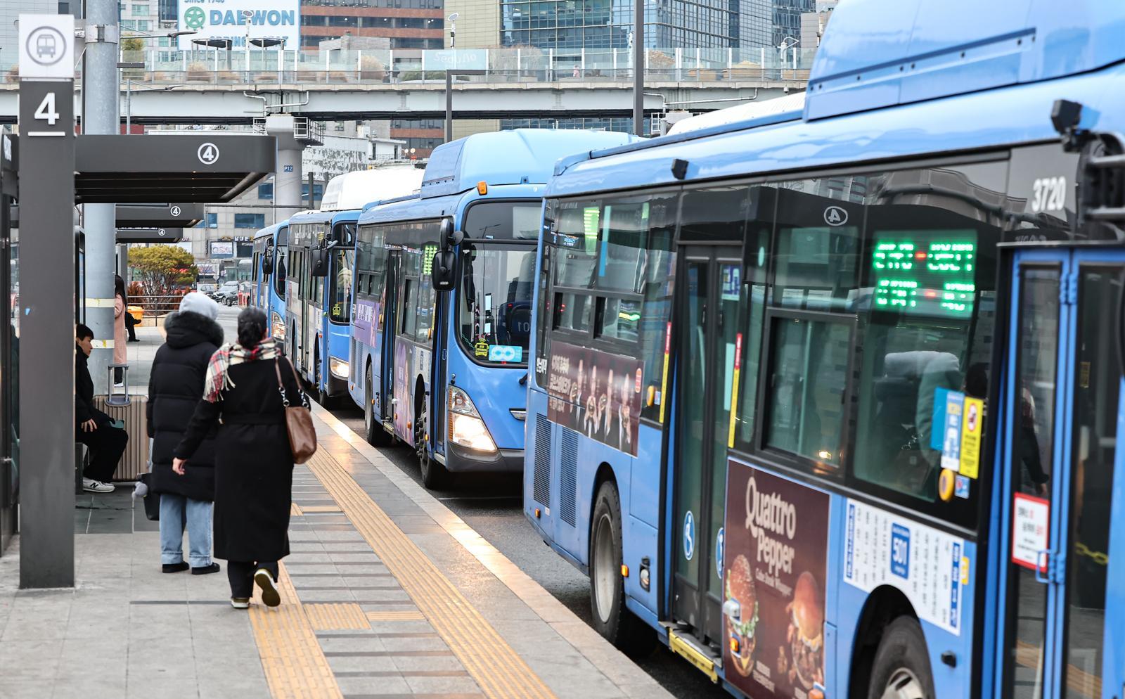 서울역 버스환승센터에서 시민들이 시내 버스를 이용하고 있다. 사진은 기사와 직접적인 관계 없음. 2026.1.15 뉴스1