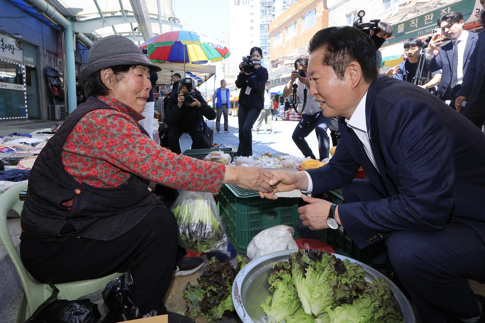 정청래 더불어민주당 대표가 5일 경기도 동두천시 중앙로 동두천큰시장을 찾아 상인과 인사를 나누고 있다.  2026.5.5.뉴스1