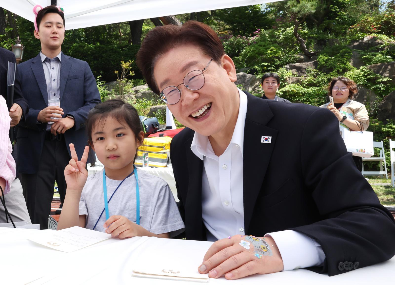 이재명 대통령이 5일 청와대 녹지원에서 열린 2026 어린이날 초청행사에서 환하게 웃고 있다.  2026.05.05. 뉴시스