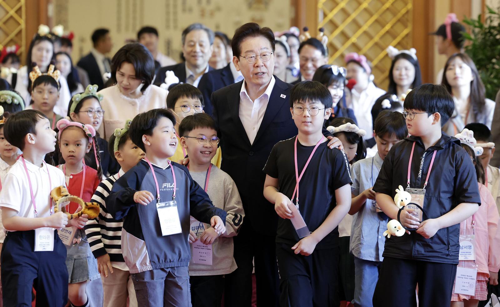 이재명 대통령과 김혜경 여사가 5일 청와대에서 열린 ‘2026년 제104회 어린이날 청와대 초청행사’에서 어린이들과 간담회를 마친 뒤 기념촬영을 위해 이동하고 있다. 2026.05.05. 뉴시스