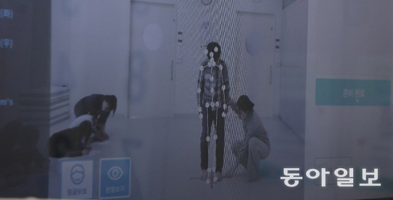지난 달 29일 서울 강서구 화곡동 서울 어린이 미래활짝센터에서 한 아동이 3차원(3D) 사진을 촬영하고 있다. 디지털 기기 과몰입으로 인해 목, 허리, 무릎 등에 무리가 생긴 것은 아닌지 알아보는 검사다.신원건 기자 laputa@donga.com