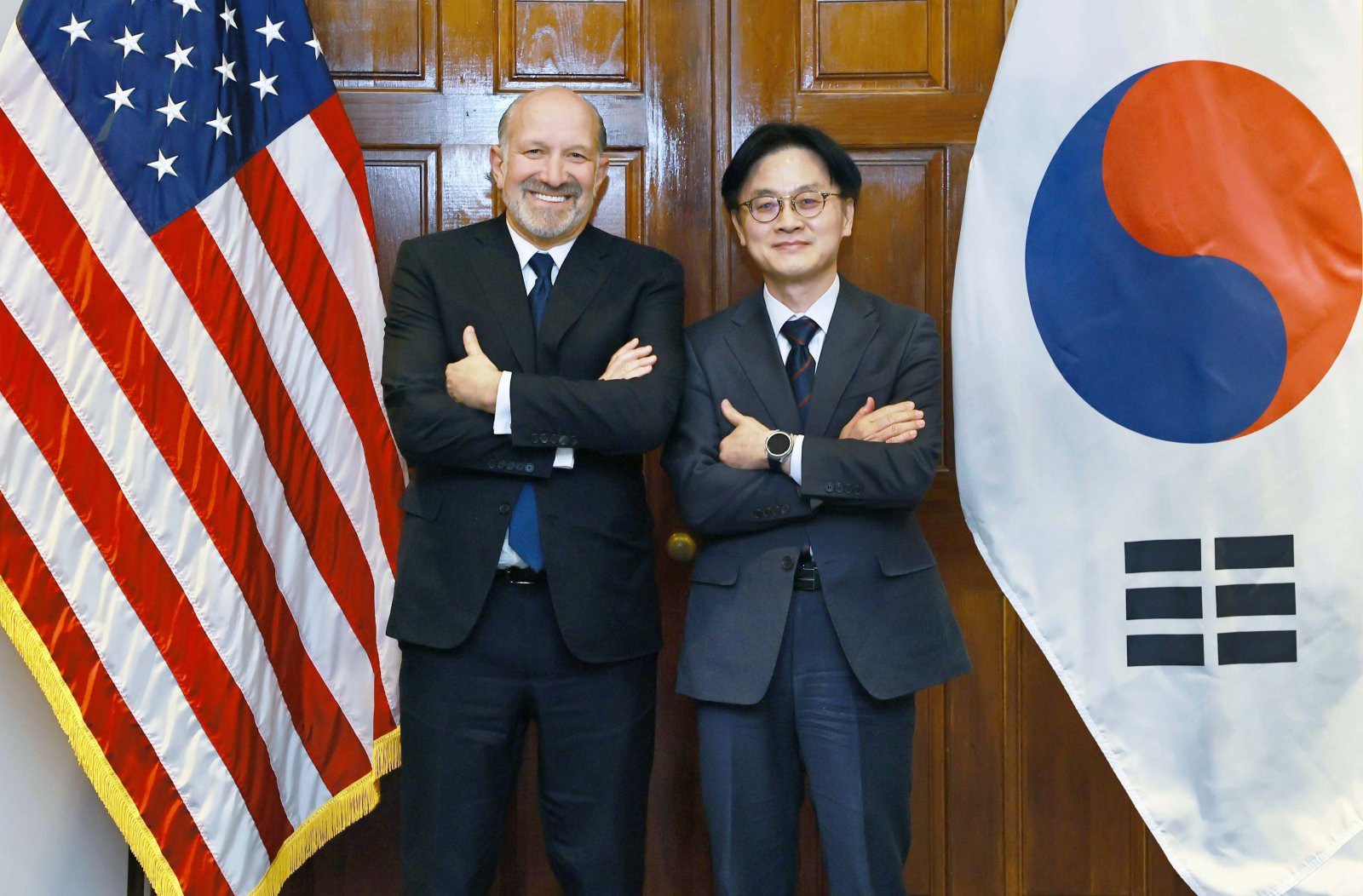 김정관 산업통상부 장관이 29일(현지시간) 미국 워싱턴 D.C. 상무부 회의실에서 하워드 러트닉 상무부 장관과 회담에 앞서 기념촬영을 하고 있다. 산업통상부 제공
