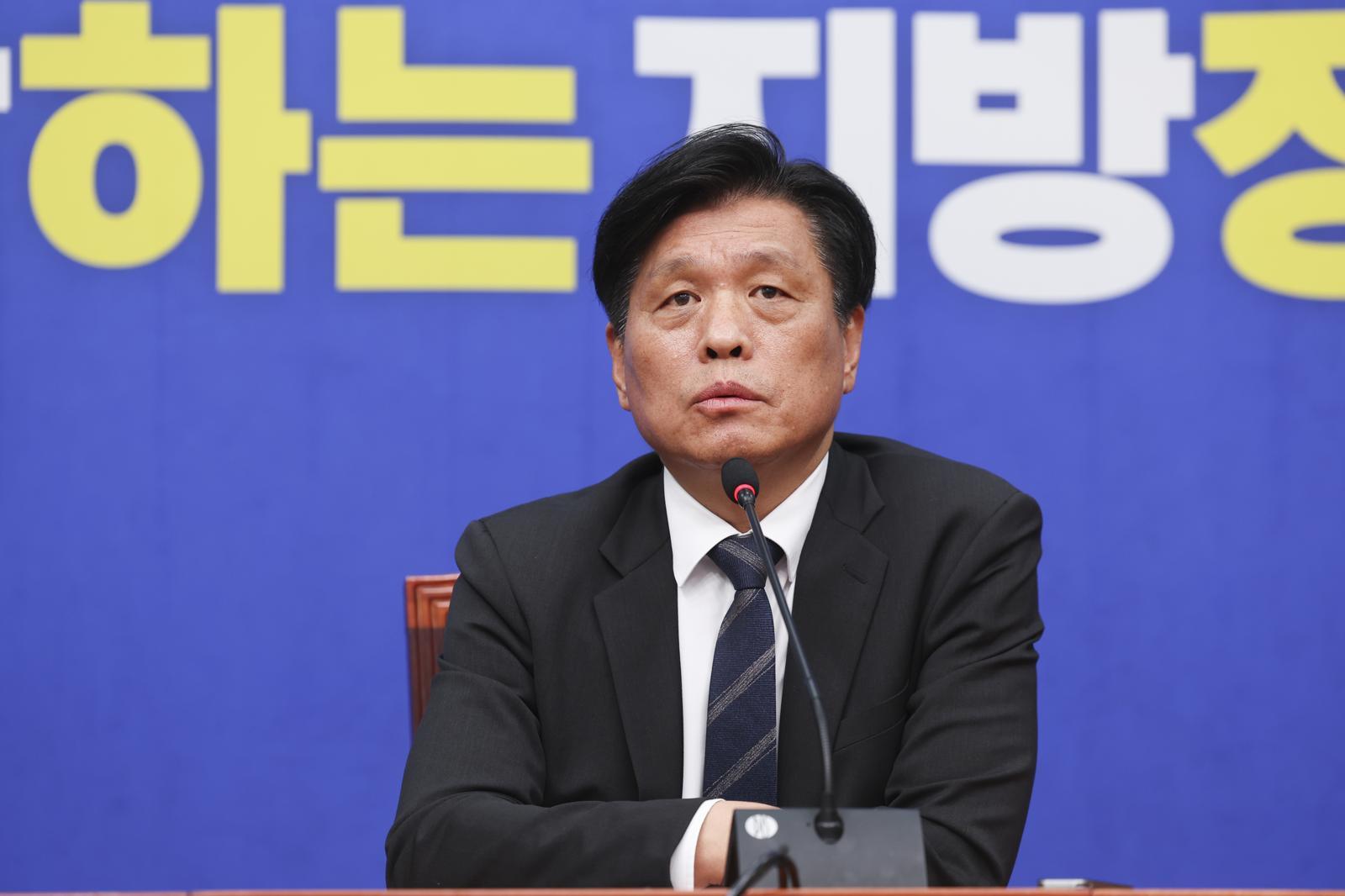 조승래 더불어민주당 사무총장이 4일 서울 여의도 국회 더불어민주당 당대표 회의실에서 제9회 전국지방동시선거 D-30 관련 취재진 질문에 답하고 있다. 2026.05.04 뉴시스
