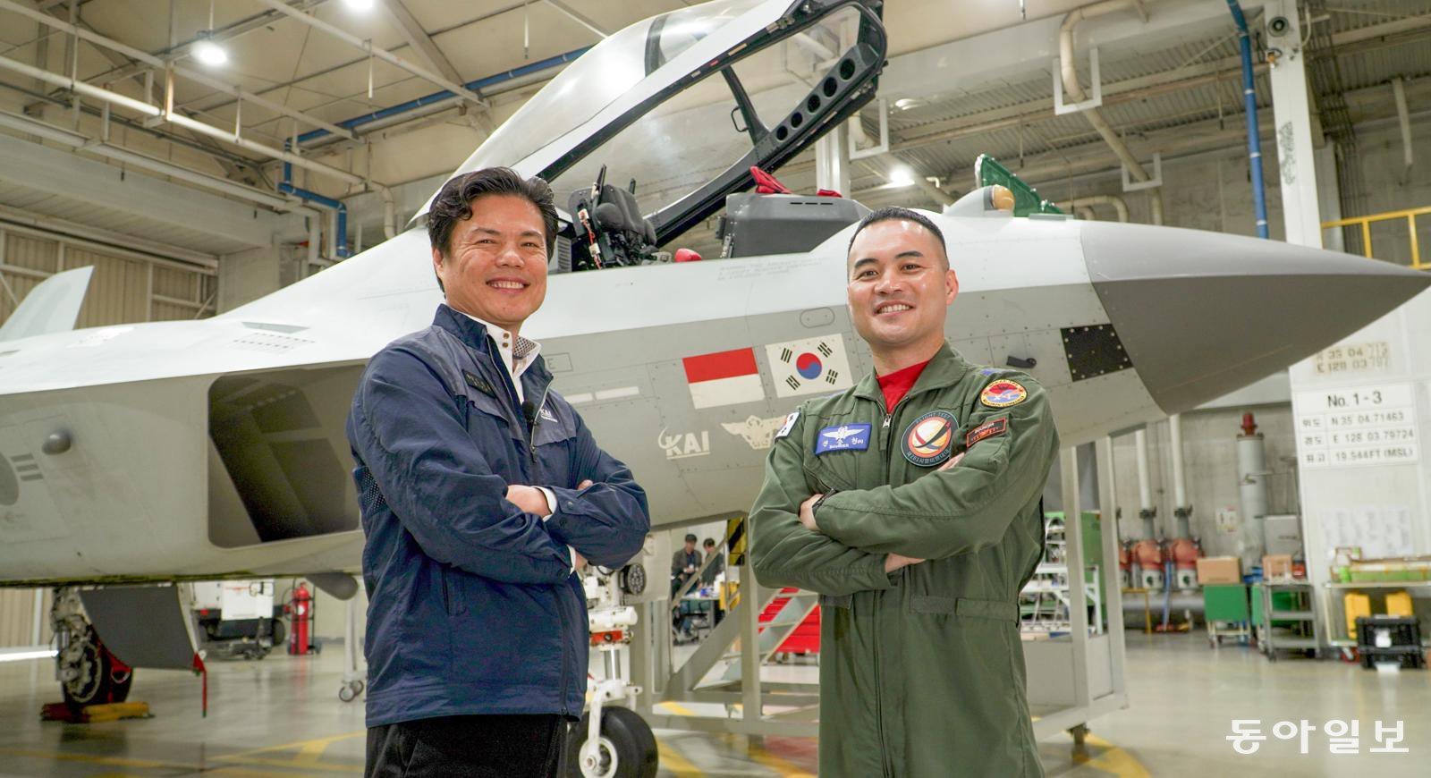 지난달 29일 경남 사천 한국항공우주산업(KAI)에서 만난 김범용 KAI 체계팀장(왼쪽)은 “KF-21은 공군과 합심해서 이뤄낸 성과이며, 진화는 계속될 것”이라고 말했다. 전승현 공군 제281시험비행대대장(중령)은 “우리나라 전투기로 영공을 지킨다는 자부심이 엄청날 것”이라며 결의를 다졌다. 사천=원대연 기자 yeon72@donga.com