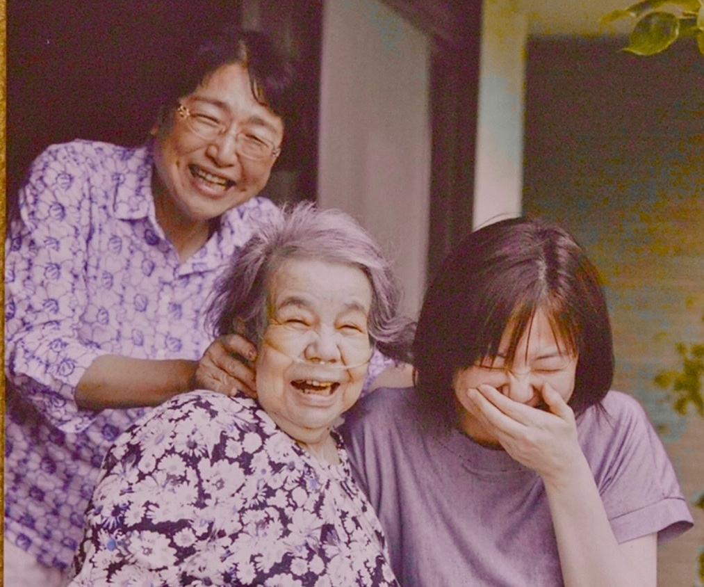 일본에서 30년 넘게 ‘가정형 호스피스’ 의사로 일해 온 나이토 이즈미 씨(왼쪽)는 “나답게 떠난 환자들의 임종은 비장하지 않았다. 불평이나 원망 없이 자신의 삶을 마주했다”고 했다. 마음의숲 제공