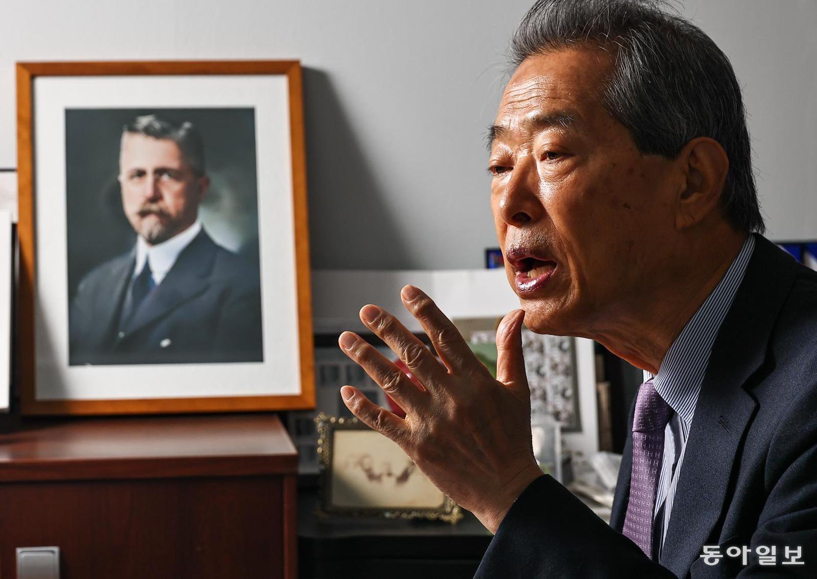 지난달 30일 서울 마포구 헐버트박사기념사업회에서 만난 김동진 회장은 “박사는 공적 심사도 제대로 없이 서훈이 이뤄졌다”고 안타까워했다. 
양회성 기자 yohan@donga.com
