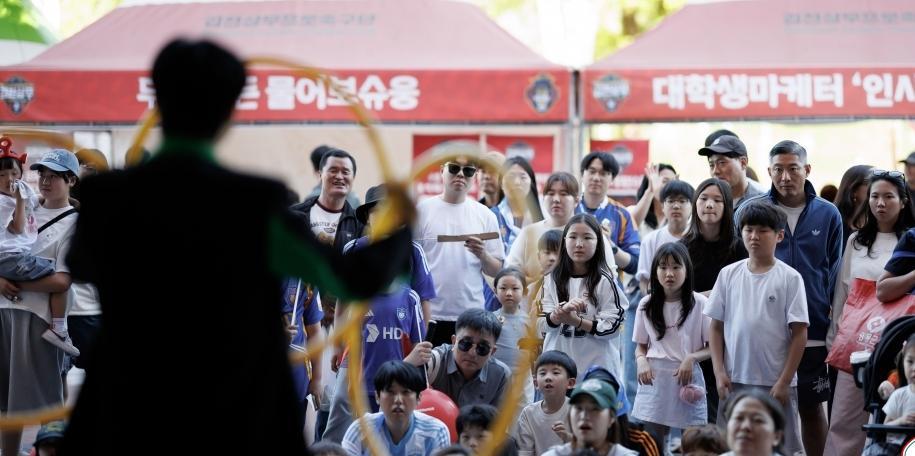 마술쇼 신기
어린이날인 5일 프로축구 K리그1(1부 리그) 경기가 열린 김천종합운동장을 찾은 어린이 팬들이 장외에서 열린 마술쇼를 관람하고 있다. 김천은 이날 울산에 1-2로 졌다. 한국프로축구연맹 제공