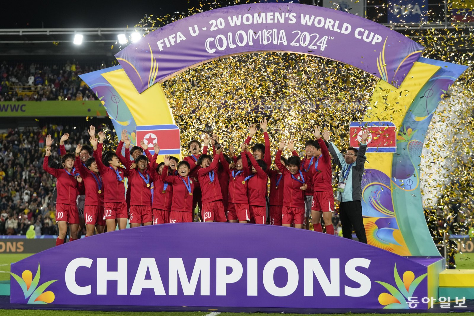 2024년 콜롬비아 보고타에서 열린 국제축구연맹(FIFA) 20세 이하(U-20) 여자 월드컵에서 북한 여자 축구대표팀이 우승컵을 들어올리고 있다. 북한은 통산 세 번째 우승을 차지해 미국, 독일(이상 3회)과 나란히 이 대회 최다 우승국이 됐다. 동아일보 DB