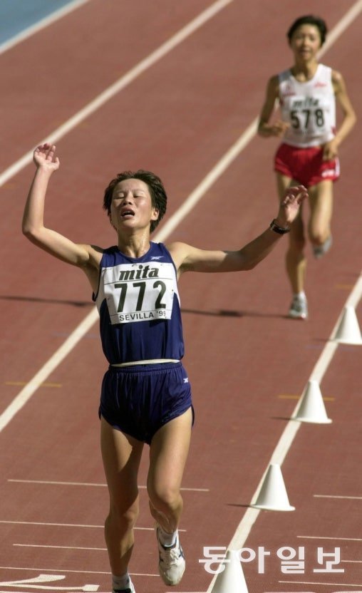 1999년 스페인 세비야 세계육상선수권대회 여자 마라톤에서 북한 육상 사상 첫 금메달을 따낸 정성옥 선수가 결승선을 통과하고 있다. 동아일보 DB