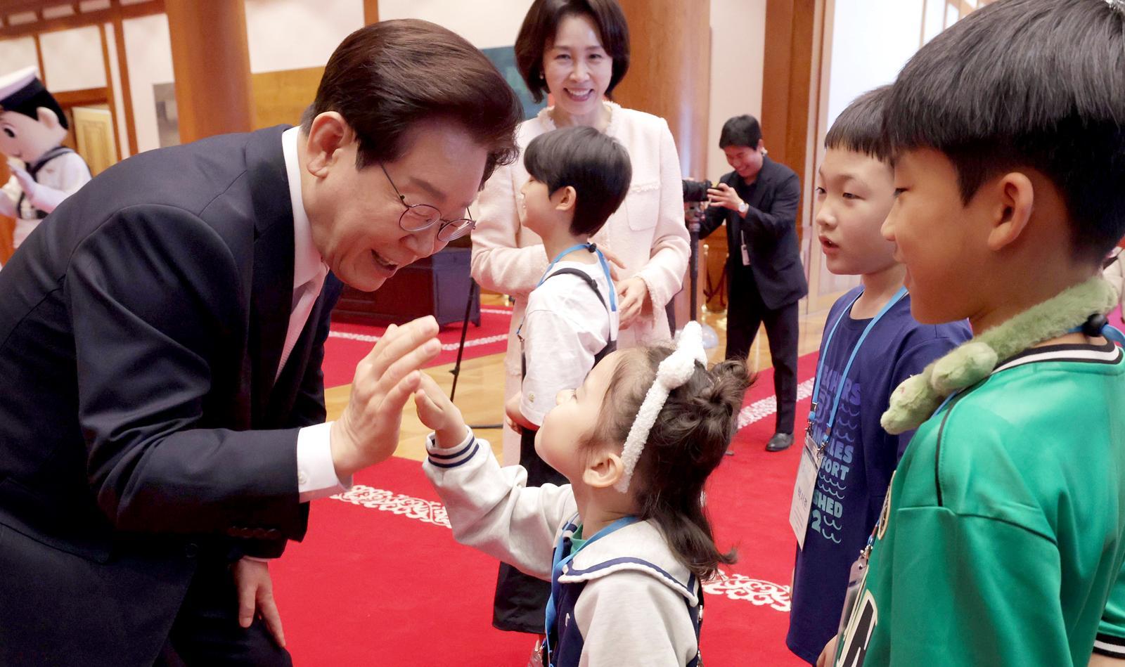 이재명 대통령과 김혜경 여사가 5일 제104회 어린이날을 맞아 전국의 어린이와 보호자 200여 명을 청와대 본관으로 초청해 맞이하고 있다. 청와대사진기자단