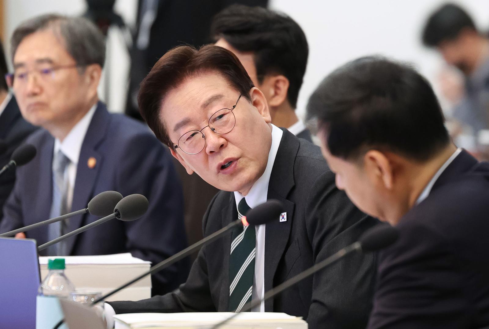 이재명 대통령이 28일 청와대에서 열린 국무회의 겸 비상경제점검회의에서 발언하고 있다. (청와대통신사진기자단) 2026.04.28 뉴시스