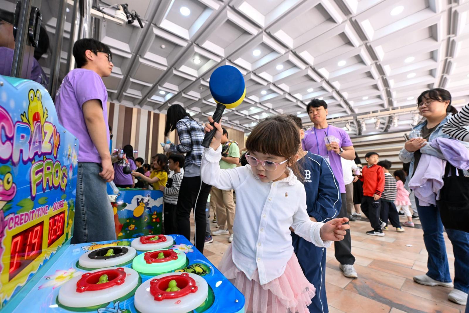 어린이날인 5일 서울 영등포구 여의도순복음교회에서 열린 ‘2026 교회학교의 날’ 행사에서 아이들이 놀이기구를 즐기며 즐거운 시간을 보내고 있다. 여의도순복음교회 제공