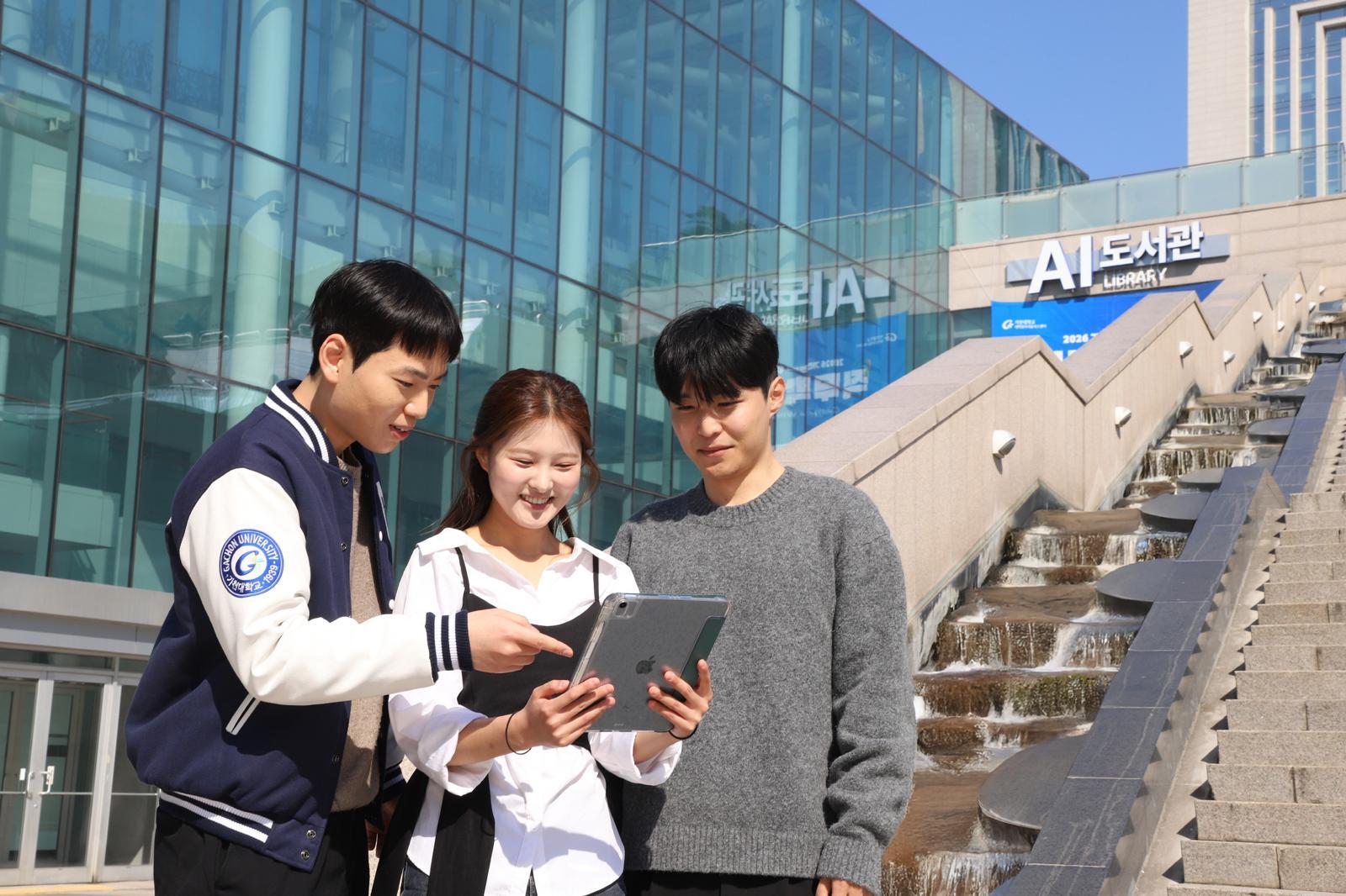 가천대학교 AI 도서관 앞에서 학생들이 생성형 AI를 활용해 학습하고 있다. 가천대 제공