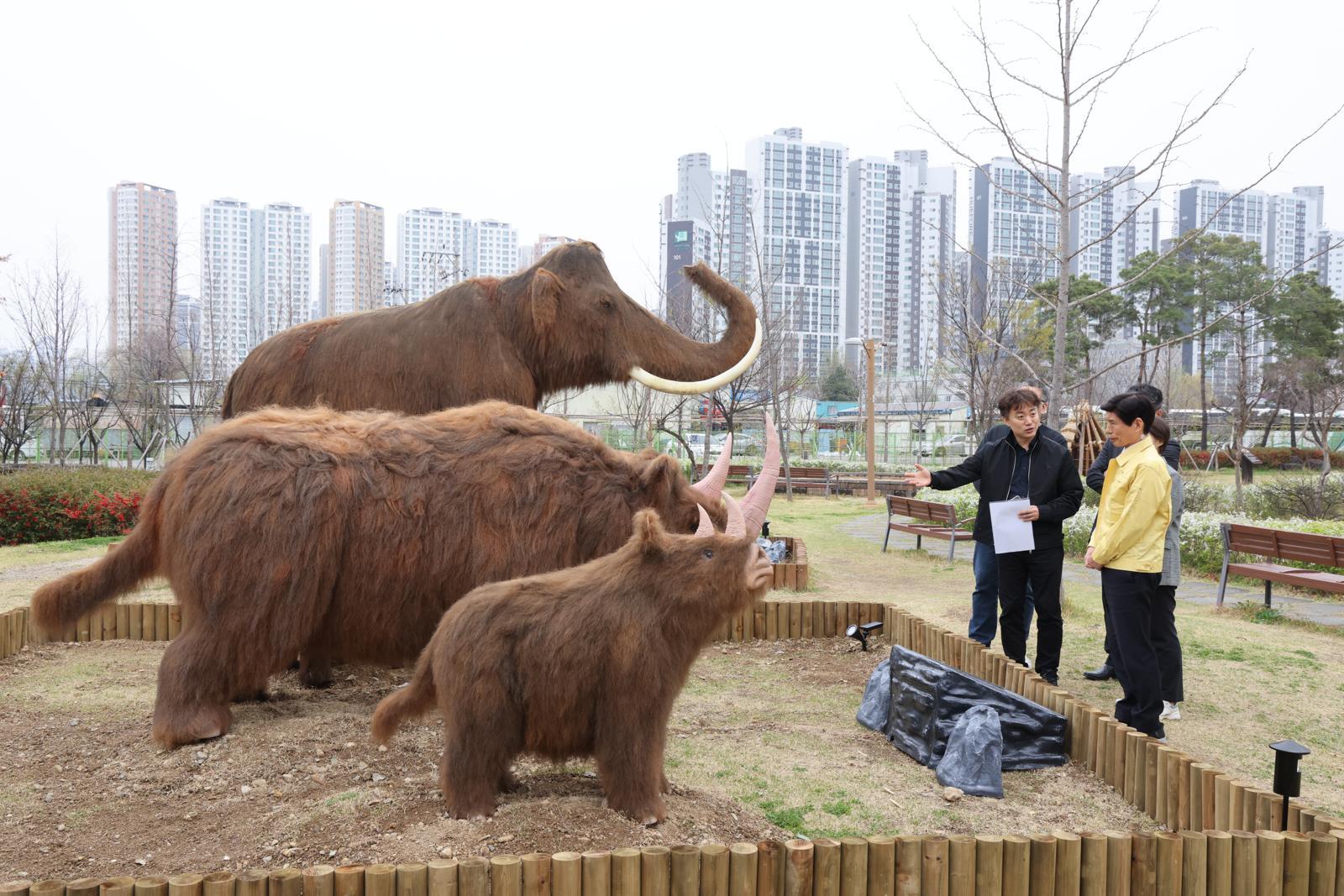 최근 대구 달서구 월암동 선돌공원에서 이태훈 달서구청장(왼쪽)과 구청 직원들이 선사시대 동물 조형물을 살펴보고 있다. 대구 달서구 제공